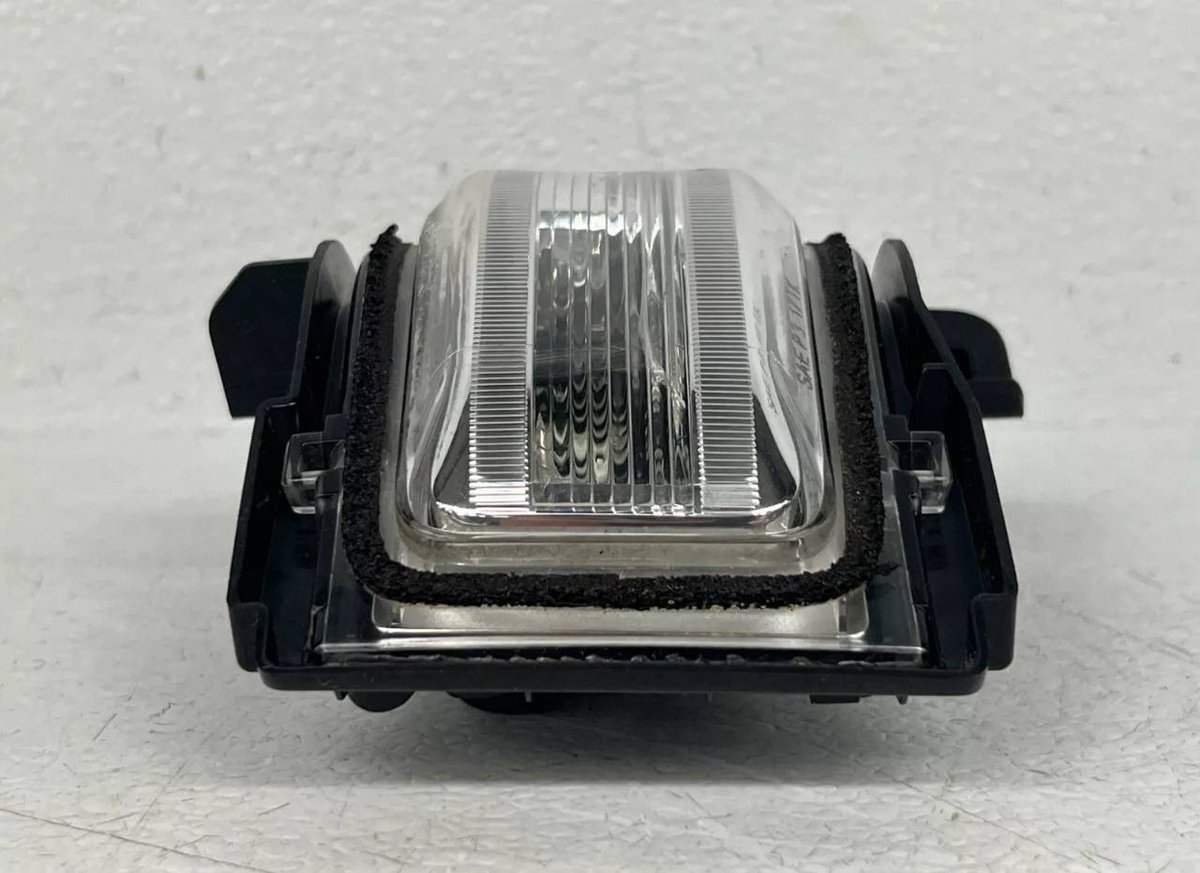 2017-2022 FORD F150 F250 F350 LEFT  TRAILER TOW MIRROR TURN SIGNAL OEM LOT2461 asking $120 for it. Kindly message me if you’re interested in purchasing it.