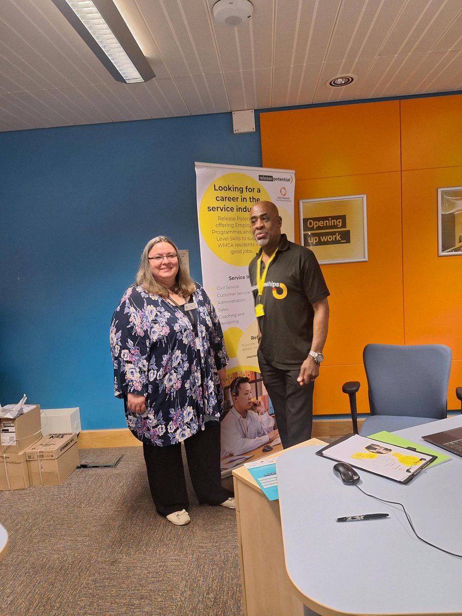 R_Potential's tweet photo. Karl had a busy day yesterday at Selly Oak Jobcentre promoting our next 50+ #Returneeship in the area! If you would like to find out more or get involved with the course, please get in touch!
@JCPinBirmingham @WestMids_CA https://t.co/rtZnYH8Ivg