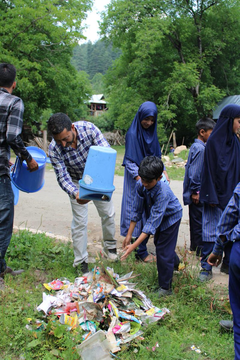 JannatLolab's tweet photo. #Indian Army Organised Swachh Bharat Abhiyan at Haphruda village of Tarathpora Block.
#IndianArmy
#Kashmir
#ProsperousKashmir
#NayaKashmir
#KashmirMeinTiranga
#SavioursofKashmir
#SwachhBharat Abhiyan https://t.co/7UM9Efe359