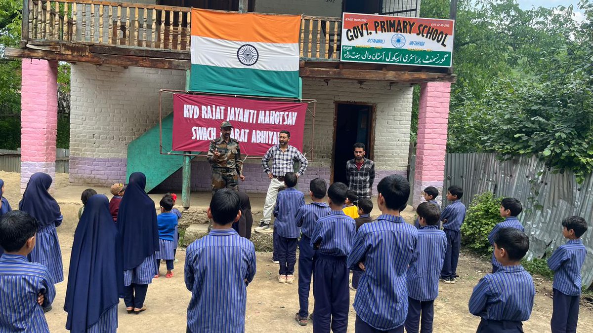 JannatLolab's tweet photo. #Indian Army Organised Swachh Bharat Abhiyan at Haphruda village of Tarathpora Block.
#IndianArmy
#Kashmir
#ProsperousKashmir
#NayaKashmir
#KashmirMeinTiranga
#SavioursofKashmir
#SwachhBharat Abhiyan https://t.co/7UM9Efe359