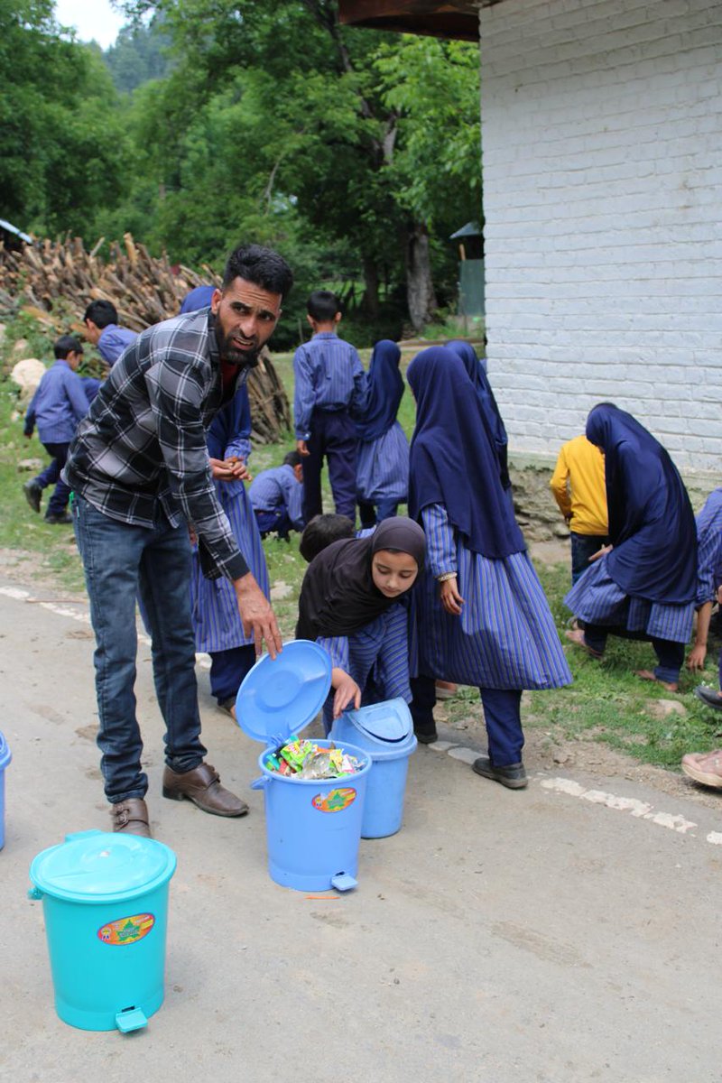 JannatLolab's tweet photo. #Indian Army Organised Swachh Bharat Abhiyan at Haphruda village of Tarathpora Block.
#IndianArmy
#Kashmir
#ProsperousKashmir
#NayaKashmir
#KashmirMeinTiranga
#SavioursofKashmir
#SwachhBharat Abhiyan https://t.co/7UM9Efe359