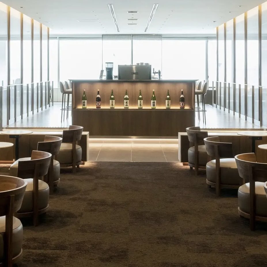 羽田空港第2ターミナル国際線のANA ( <a href="/FlyANA_official/">All Nippon Airways</a> )最上級ラウンジ「ANA SUITE LOUNGE」が2023年7月に営業を再開し、バーテンダーによるドリンクサービスを提供するBARカウンターで「#ROCOCOTokyoWHITE」が提供開始されました✈️ 

ANAのサービスでは、こちらのBARカウンターでのみ「ROCOCO Tokyo