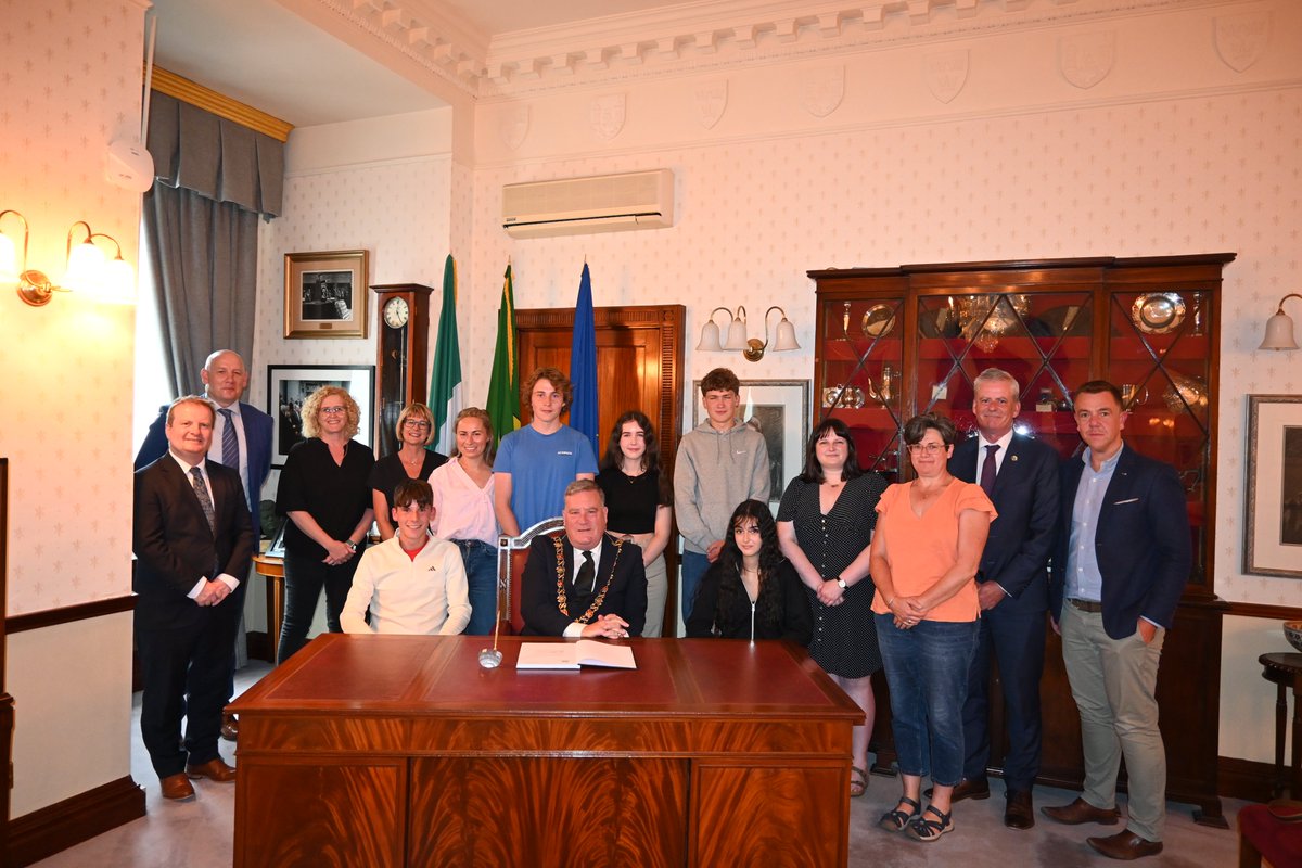 CorkETB🇮🇪🇪🇺 (@corketb) on Twitter photo Our students from Coláiste Choilm & Glanmire Community College were delighted to meet with the Lord Mayor <a href="/sendboyle/">Iar Ard Mhéara Chorcaí, Cllr. Dan Boyle</a> who wished them well on their journey to Shanghai, where they will represent Cork. The focus of the programme is intercultural exchange. <a href="/colaistechoilm/">Coláiste Choilm</a> <a href="/GCCcork/">glanmirecc</a> Our students from Coláiste Choilm & Glanmire Community College were delighted to meet with the Lord Mayor <a href="/sendboyle/">Iar Ard Mhéara Chorcaí, Cllr. Dan Boyle</a> who wished them well on their journey to Shanghai, where they will represent Cork. The focus of the programme is intercultural exchange. <a href="/colaistechoilm/">Coláiste Choilm</a> <a href="/GCCcork/">glanmirecc</a>