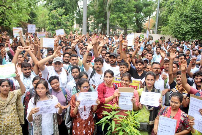 info4u_official's tweet image. लखनऊ:

🔺लेखपाल 2021 भर्ती परीक्षा के अभ्यर्थियों का प्रदर्शन,

🔺हजारों की संख्या में राजस्व परिषद मुख्यालय पहुंचे अभ्यर्थी,

🔺कैसरबाग स्थित राजस्व परिषद मुख्यालय पर बैठे हजारों अभ्यर्थी,

🔺नियुक्ति को मांग को लेकर कर रहे प्रदर्शन,
#लेखपाल_नियुक्ति_दो