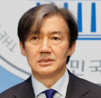 대법원은 조국 재판을 신속히 진행하고 실형 확정하여 교도소로 보내라
국회에서 실형받은 범죄인이 개판치고 억지 선동질하는 꼬라지를 언제까지 국민들이 봐야하는것이냐?

지연된 정의는 정의가 아니다 죄악이다