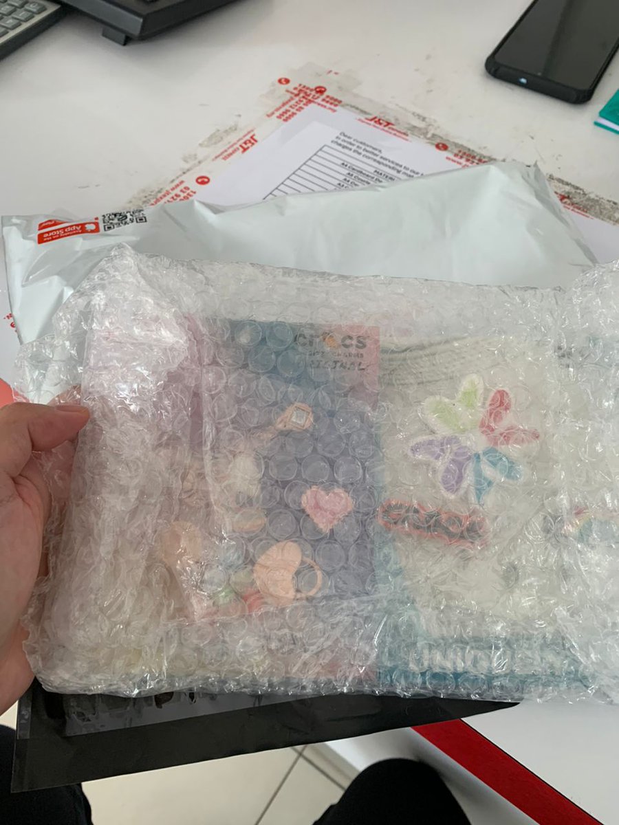 rainbow_divine's tweet photo. Terima kasih sis Thia sudi order Jibbitz Crocs dengan Ain.

Tentu cantik dekat kasut nanti. Semoga selamat sampai ke Rawang. 

Ain masih ambil order barang Singapore boleh wasap Ain

Atau follow Telegram Ain ya

#jibbitzcrocs #comel #cantik #blingbling #barangori https://t.co/bvM1Pd3Gff