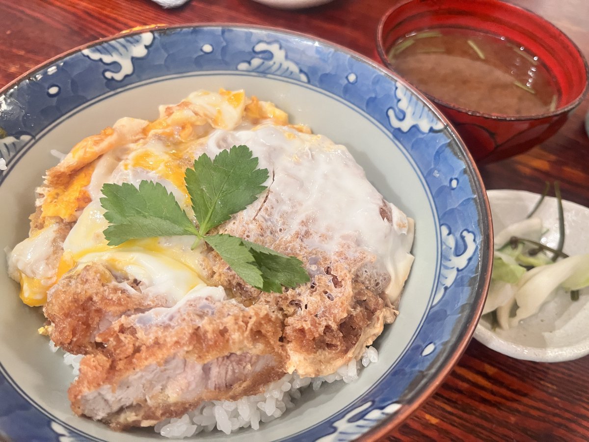 akibaru2022's tweet photo. 秋葉原駅から徒歩9分の場所にある「やまいち」が最高すぎる！食べログ3.74の人気のとんかつ店ですが、個人的にはこの「かつ丼」が今まで食べたどんなかつ丼のなかでもトップレベルにお気に入り。かつが分厚いのに究極に柔らかい上、優しい味わいで人気なのも納得。少し歩きますが行く価値大ありです！ https://t.co/QiPxXRK17I