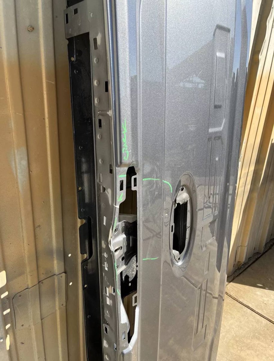 2019 2020 2021 2022 Ford F 150 Tailgate Used Oem asking $480 for it. Kindly message me if you’re interested. 
#fordmustang #lifted #fordtruck #fordperformance #trucknation #superdutyf #pickup #platinum #liftedtruck #dentside #yblock #fordsofinstagram #fordescape #mustang #ranger