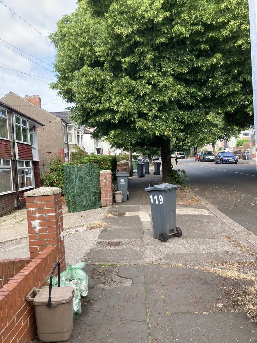 garyablet's tweet photo. @cardiffcouncil  this is Bwlch Rd, next to a centre where people with learning difficulties attend and next to a primary school where parents take their children to school. Can you encourage your  refuse collectors to leave space on the pavements? https://t.co/usSv5ldaDA