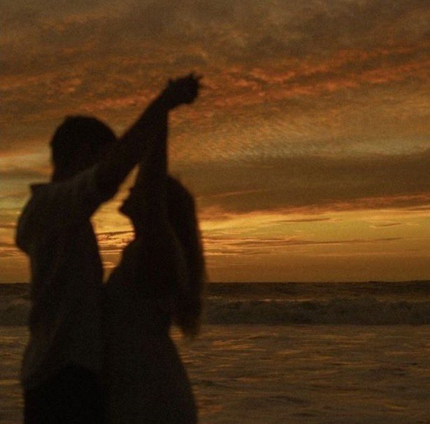 sen sadece benim en sevdiğim kişi değilsin; sen benim en sevdiğim yersin, en sevdiğim zamansın ve en sevdiğim duygusun.