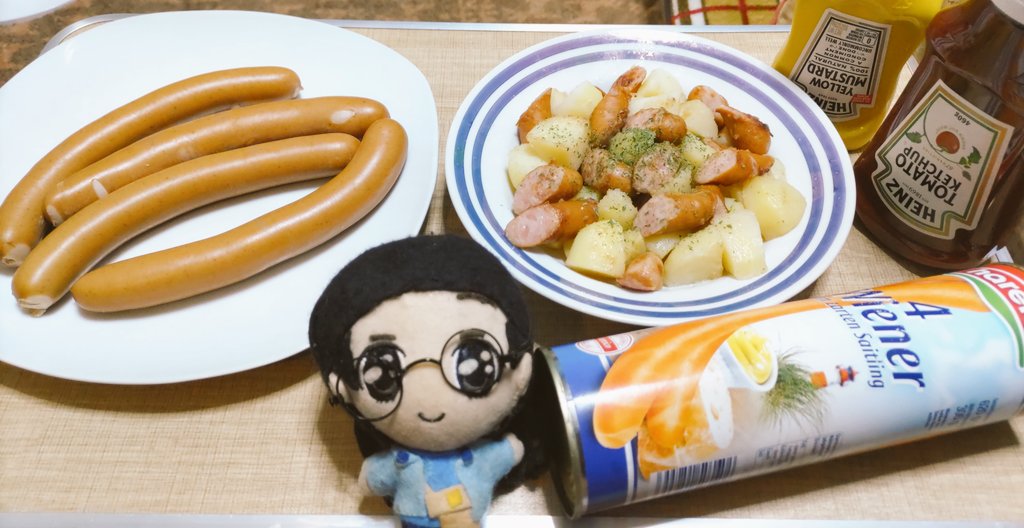 manakoFieldwork's tweet photo. お疲れ様でした😊🍳🍜🌱☘️🌸

今日はドイツ料理😊🌸🍳💭

ハライコ 缶入りロングソーセージ『ソーセージ』とハライコロングソーセージ使用『ジャーマンポテト』とドイツパンの『プレッツェル』『ゼーザムロージネンシュタンゲン』を食べました😊🍞🥨🍳💭

硬いパン、大好き〜😹🥨🥨🥨

久しぶりに食べたけど良いね～😊🍳💭

いちやまマートさんで買いましたノンアルコールドイツビール『クラウスターラー』で乾杯🍻😹🍀🍀🍀