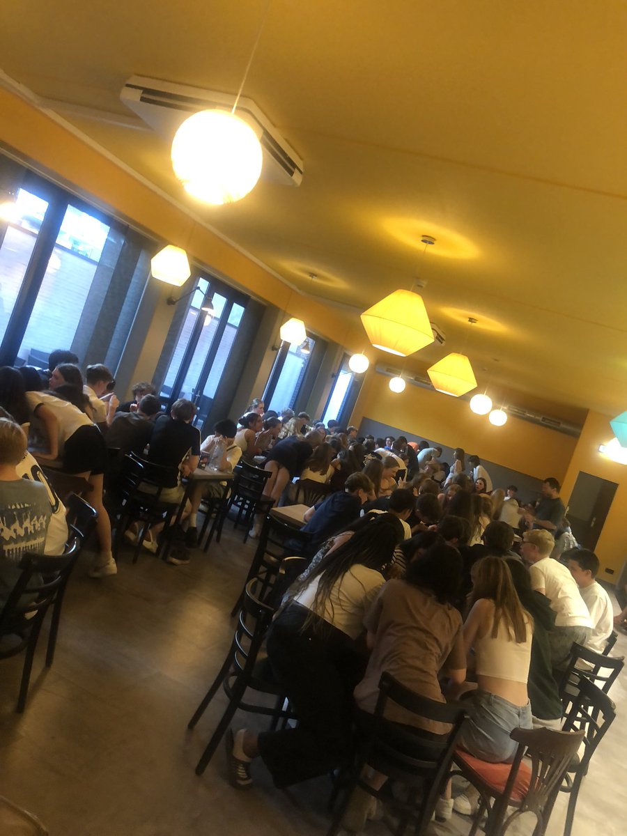 On our last evening in Rotterdam, the Removes battled to be crowned the winning house team in our history quiz (whilst eating pizza!). Batten were victorious and have won a takeaway to celebrate their excellent knowledge. Thank you to Mr Davies for hosting!