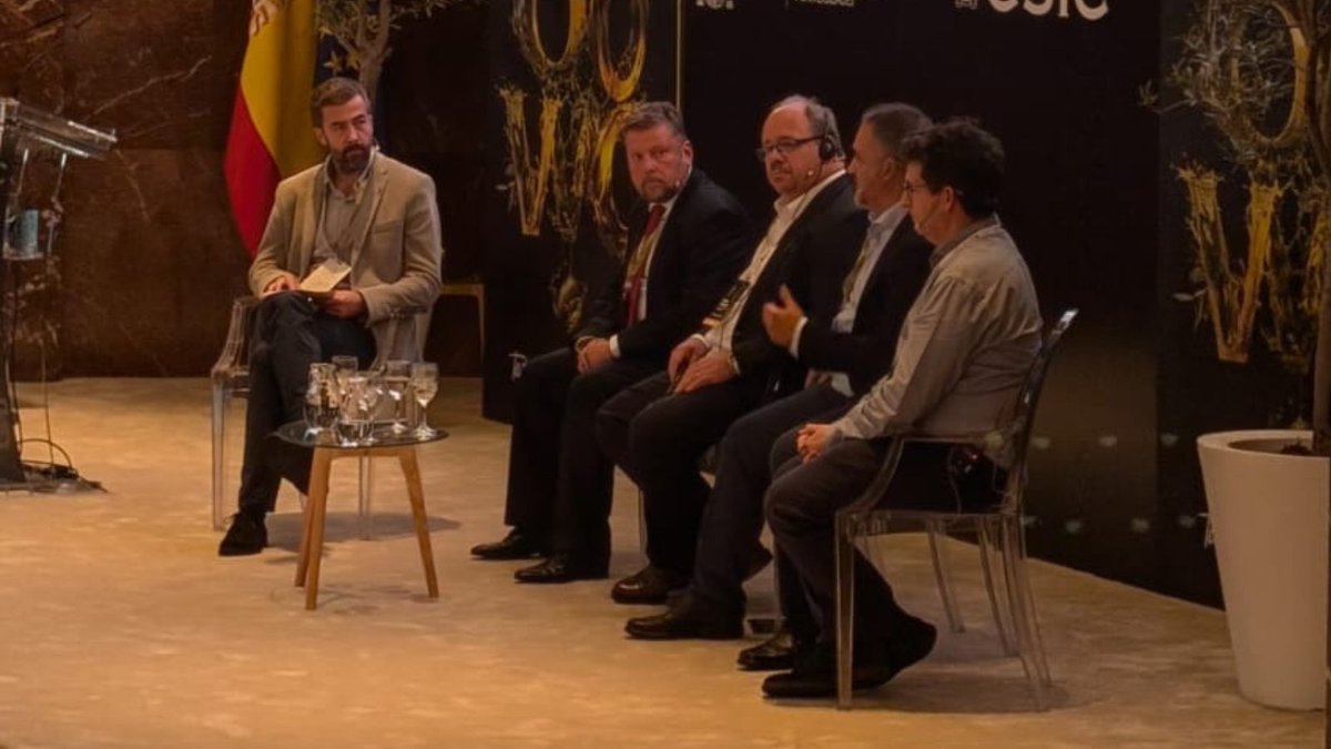 PCOlivarero's tweet photo. #oowc2024
La Fundación @PCOlivarero participa en el Congreso Mundial del Aceite de Oliva moderando la mesa redonda sobre aprovechamiento de subproductos de alto valora añadido en el sector oleícola.
Participan en la mesa #GEAGroup, @ujaen y #OLEICFAT
#aceitedeoliva
#salud https://t.co/KB9V1vuC1G