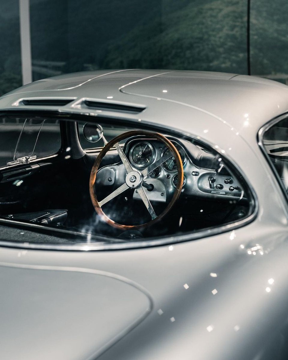 MercedesBenzInd's tweet image. The Mercedes-Benz 300 SLR Coupé, later known as the Uhlenhaut Coupé, was a pinnacle of engineering by Rudolf Uhlenhaut. This iconic car, weighing just 998 kg, a 5-gear manual transmission and an impressive 302 PS (222 kW). Truly a legend of its time.

#300SLR #ThrowbackThursday