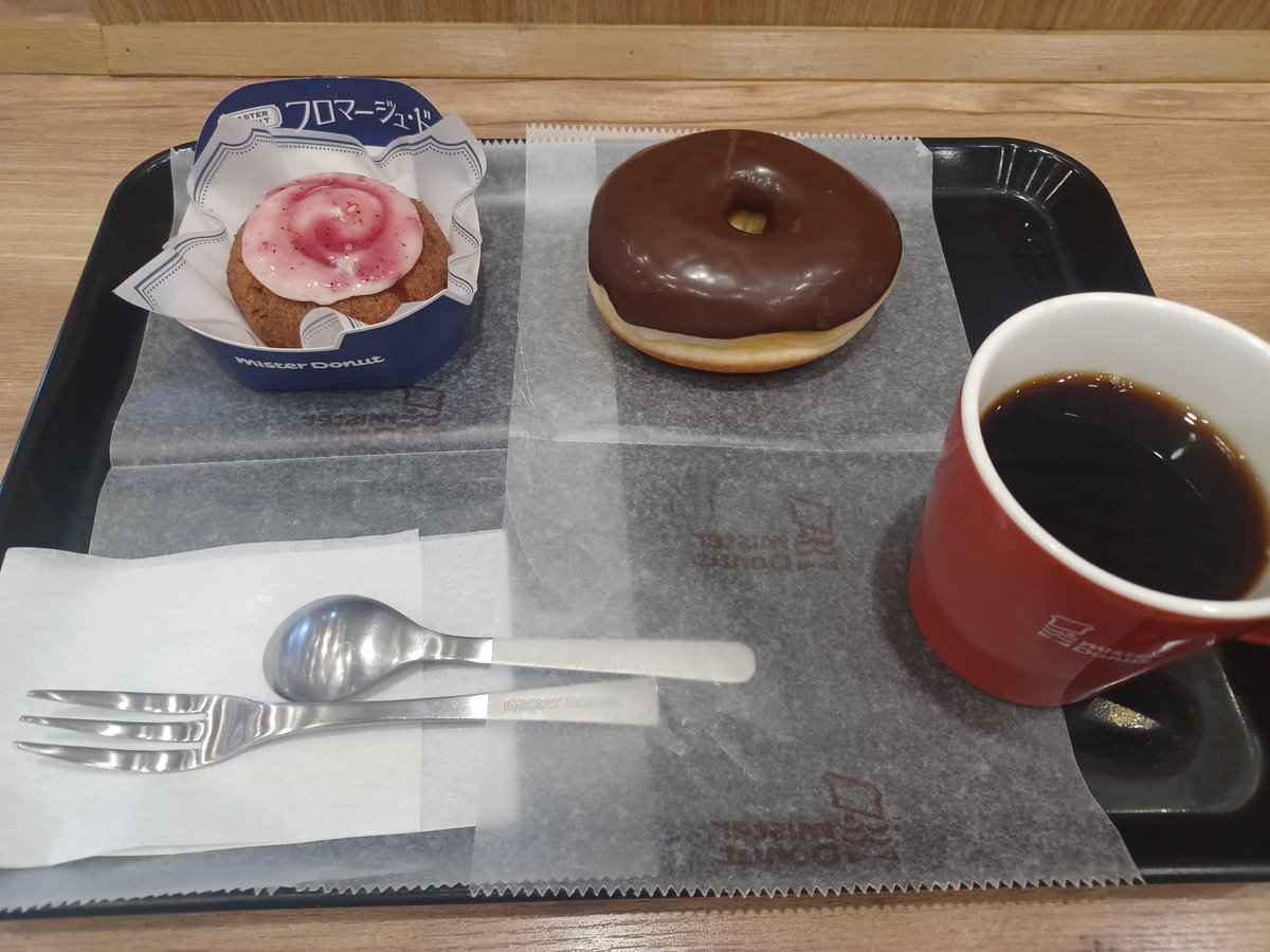tokyotamawalker's tweet photo. 【ミスドでちょっと休憩】
ミスドでフロマージュ・ド ブルーベリーをいただいてのんびり!!
激うまではなかったですが、まあ、美味しかったです!!
自分はチョコリングの方が好きだな!!
人それぞれ😃👍
#ミスド
#MASTERDONUT
#フロマージュ・ド
#ブルーベリー https://t.co/N7biUYXQgj
