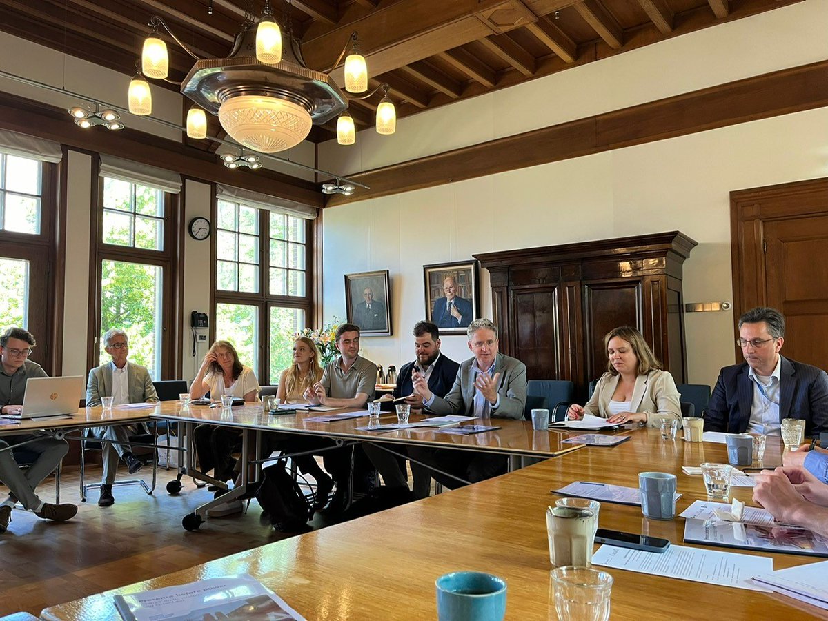 Fascinating roundtable with experts on the impacts of changing climate on Arctic security &amp; geopolitics. Thanks to <a href="/Clingendael/">Sylva van Rosse</a> <a href="/PlanSecu/">Planetary Security Initiative</a> <a href="/DKinNL/">DK in NL</a>
🇩🇰 for the excellent collaboration &amp; to Bridget Larocque from the NWT 🇨🇦for sharing views from an Indigenous and Northern perspective.