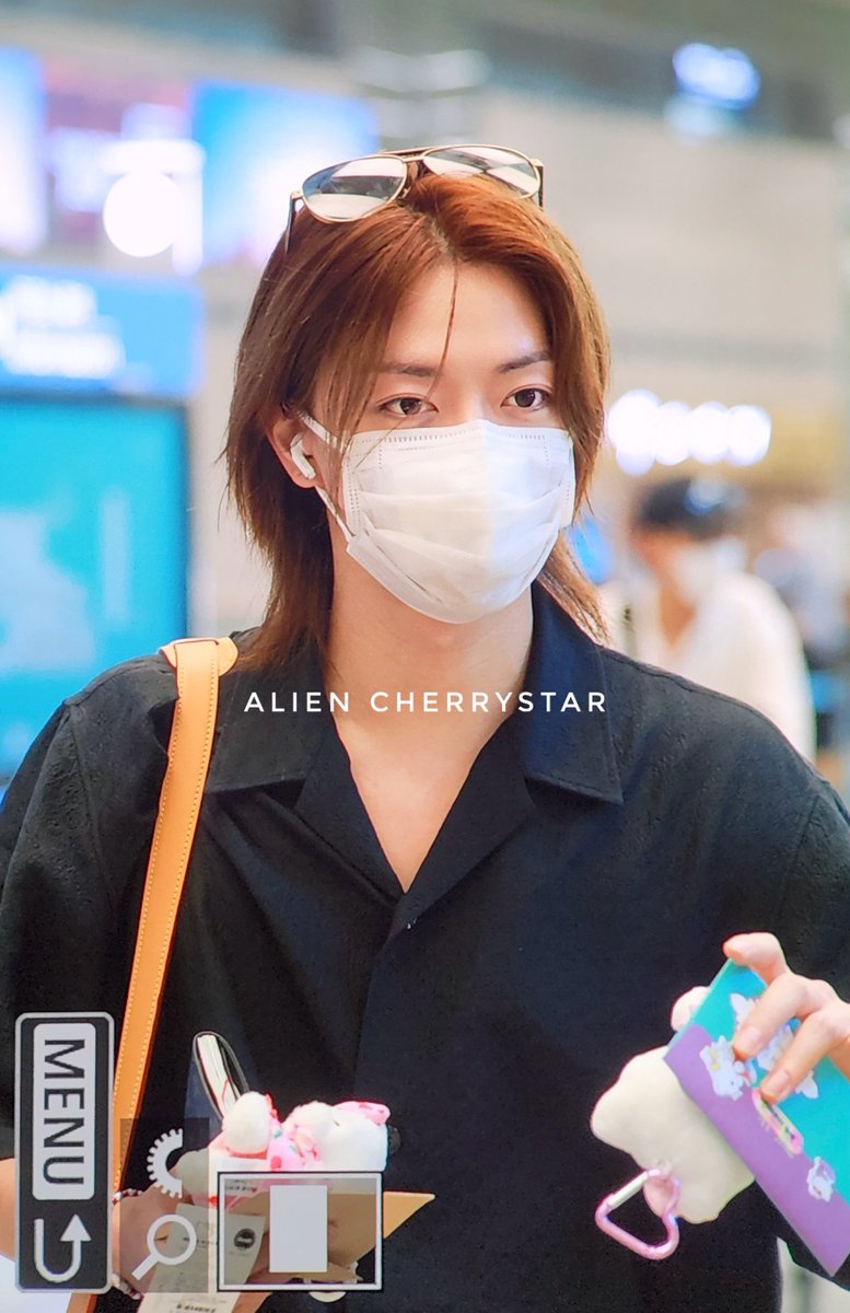 lamodedeYuta's tweet photo. 240620 ICN🍒#YUTA
#LVMenSS25xYUTA #YutaNakamkto #中本悠太 #悠太くん

サングラス,#LVSpeedyP9,スニーカー:#LVMenFW24*発売前
シャツ:#LVMenPreFW23
パンツ:#LVMenFall24
⌚️:#LVWatches タンブールストリートダイバー

cr:MY_MarkYu
#YUTAxLouisVuitton #LouisVuittonxYUTA
https://t.co/5pOWvUkaFE https://t.co/uQy8VDVAOq