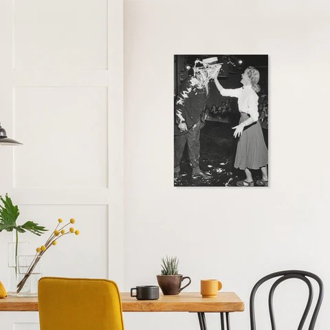 Sjobergbild's tweet photo. Tårtkalas!
Anders Svahn lyckades trycka på kamerans avtryckare i exakt rätt ögonblick.
En bild ur arkivets gömmor som först idag syns igen sedan den dag den togs.
Jag har den nu som affisch:
https://t.co/940UFztWrj
#tårta #humor #roligt #skratt #poster #affisch https://t.co/uxseW2bbrO
