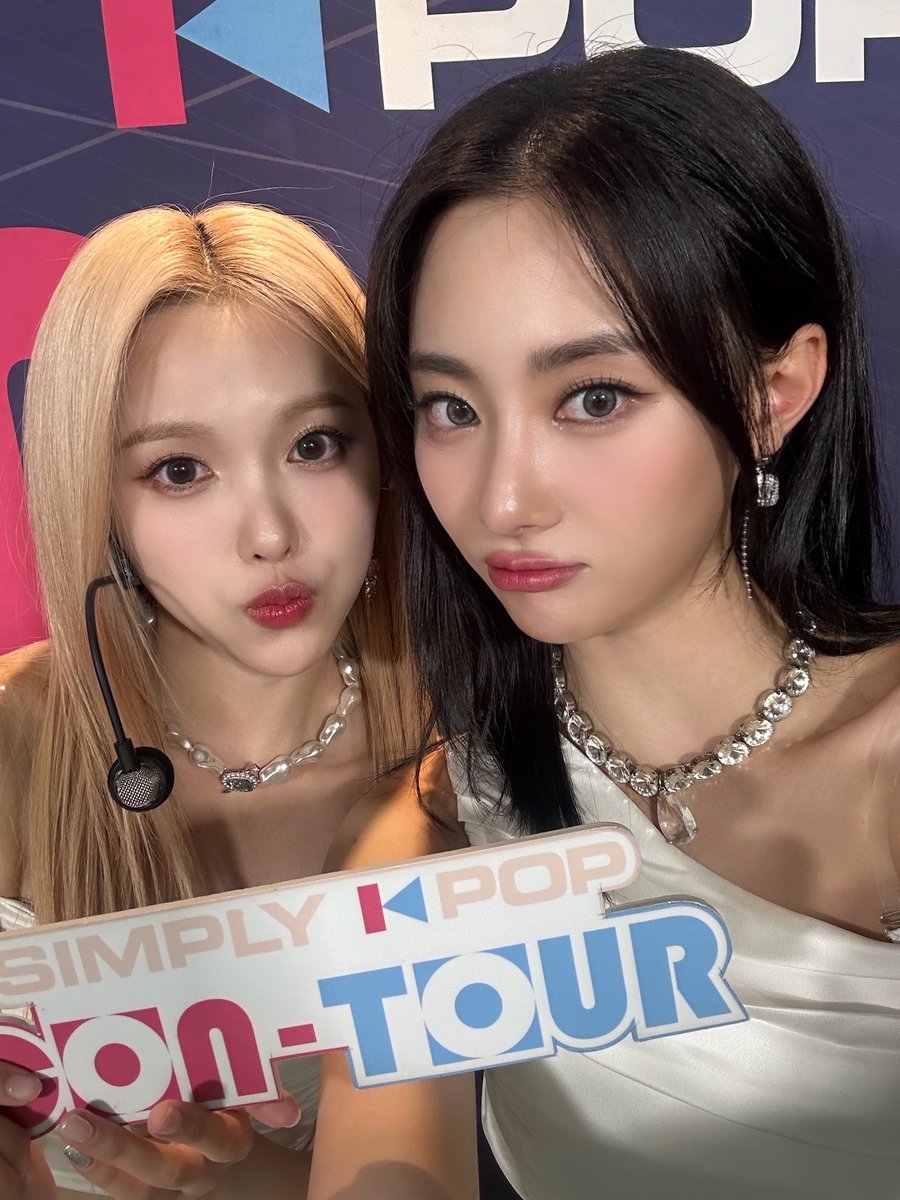 _Simplykpop's tweet image. 심플리 : 하 춥다 추워🥶
👤 : 여름인데 무슨 소리 하시는 거예요
심플리 : 쉿..! 우리 짱림로즈 사진 보다가 심장 녹을까 봐 냉동실에서 보는 중😉

#PRIMROSE #프림로즈 #Freyja
#SimplyCONTOUR #심플리케이팝