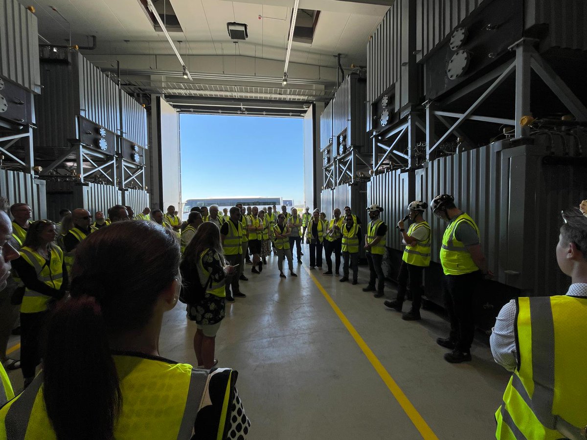 Runsaasti oli kiinnostuneita tänään kierroksella <a href="/P2X_Solutions/">P2X Solutions</a> Harjavallan laitoksella. Tässä kuvassa ollaan vierailulla metanointiyksikössä, jossa työt ovat edenneet kylmäkäyttöönottoon. Lue lisää: bit.ly/3xwxNe5 #eMethane #eFuels #hydrogen