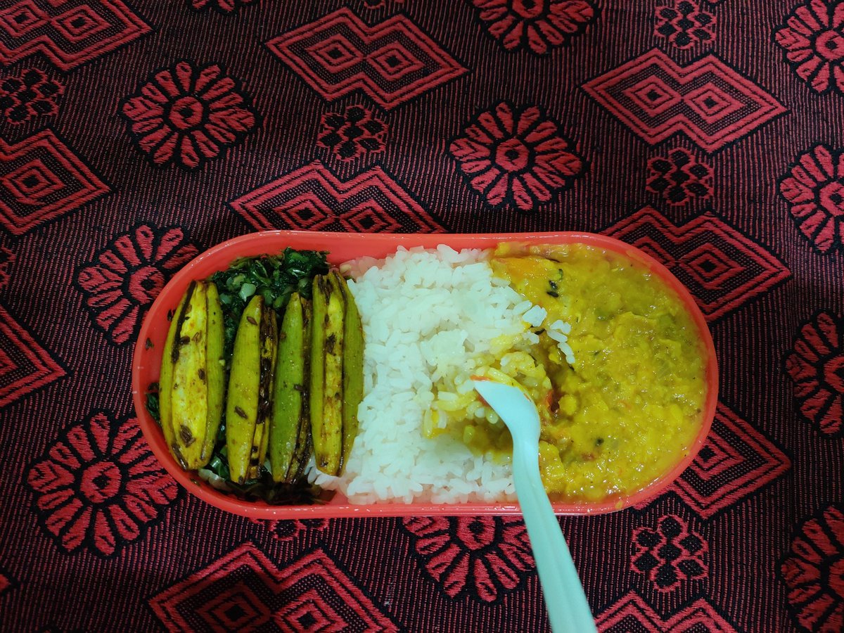 ଅଫିସ୍ ରେ ଆଜିର ଦି' ପହର ର ଖାଇବା ଥିଲା ଭାତ, ମସୁର ଡାଲି, ପୋଟଳ ଭଜା ଓ କଳମ ଶାଗ ।