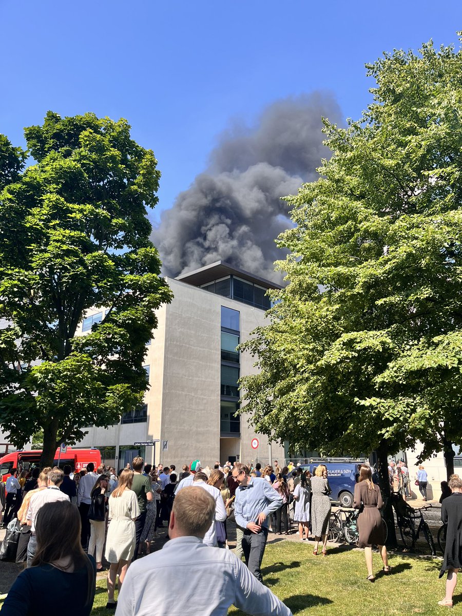 Jeppe Bruus (@jeppebruus) on Twitter photo Brand i <a href="/skmdk/">Skatteministeriet</a> Alle medarbejdere på plænen. I gang med optælling af alle medarbejdere Brand i <a href="/skmdk/">Skatteministeriet</a> Alle medarbejdere på plænen. I gang med optælling af alle medarbejdere