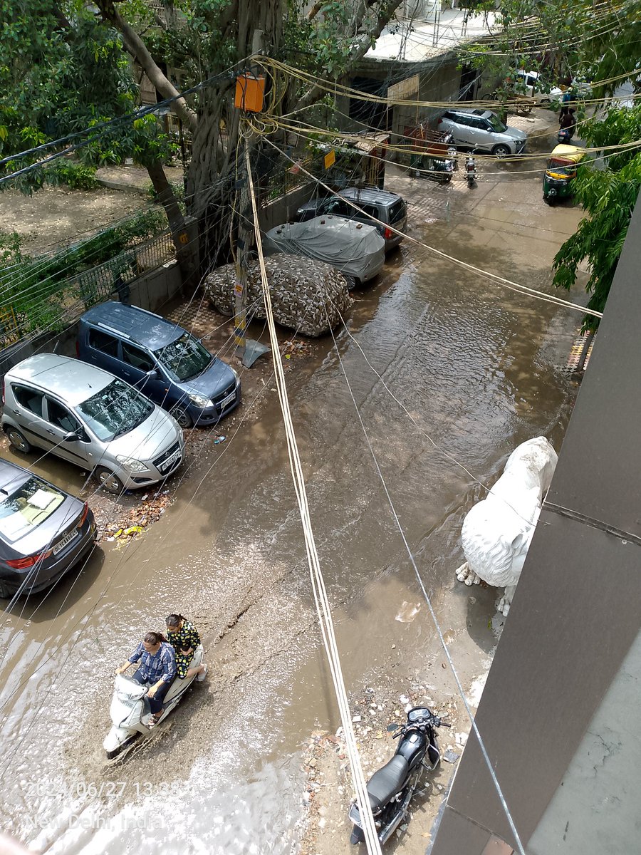 divyanshXtech's tweet photo. जरा सी बारिश हुई नहीं की भर गया पानी !
@mrsinha @PMOIndia
@BJP4India
@BJPDelhi_
@narendramodi
@LtGovDelhi @AamAadmiParty @official_dda @DelhiGovDigital @ArvindKejriwal @SanjayAzadSln @AAPDelhi @AtishiAAP
Ab yeh log jawab denge?
#DelhiRains #DelhiNCR #DelhiNews #RoadsofDelhi https://t.co/4cC9dfamGt
