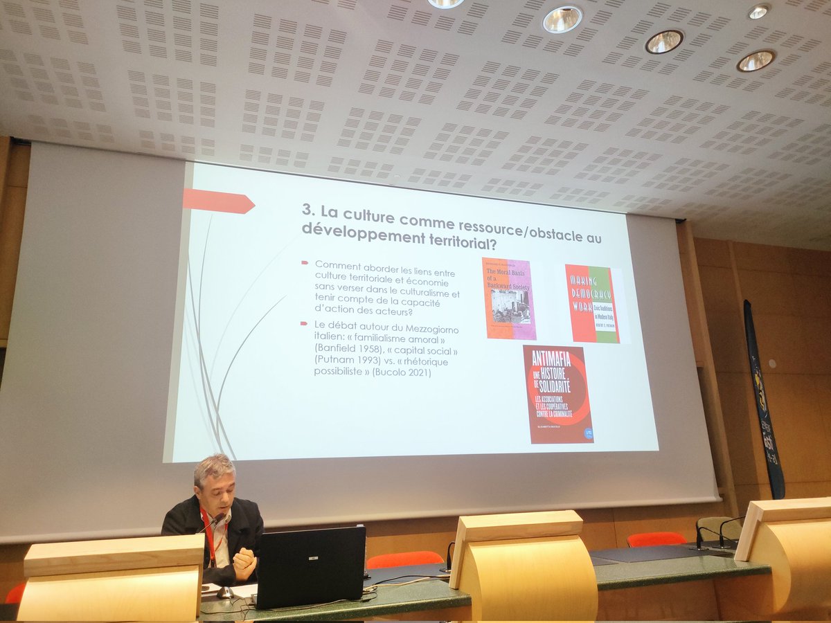 'Les matrices territoriales du développement : quel rôle de l'identité et de la culture ?" Une très bonne conférence de Xavier Itçaina (ScePo Bordeaux) ce matin à l'école d'été de la chaire <a href="/SPRchaireTMAP/">Chaire TMAP</a> 
Si les éléments culturels s'incarnent dans des institutions, le rôle est +