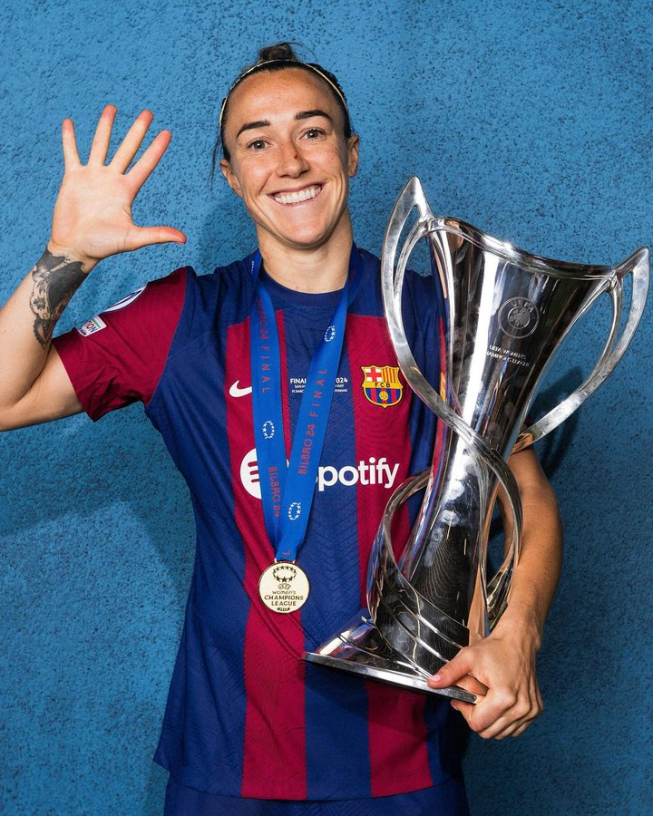FanzineWSL's tweet photo. Lucy Bronze's career so far ... 🤯

🏴󠁧󠁢󠁥󠁮󠁧󠁿
🏆 x3 WSL
🏆 x2 League Cup
🏆 x2 FA Cup

🇪🇸
🏆 x2 Liga F
🏆 Copa de la Reina
🏆 x2 Super Cup

🇫🇷
🏆 x3 Div 1
🏆 x2 Coupe de France
🏆 Trophée des Championnes

🌍
🏆 x5 UWCL
🏆 Euros
🏆 Finalissima
🏆 SheBelieves Cup
🏆 x2 Arnold Clark Cup
🥈 Ballon d'Or