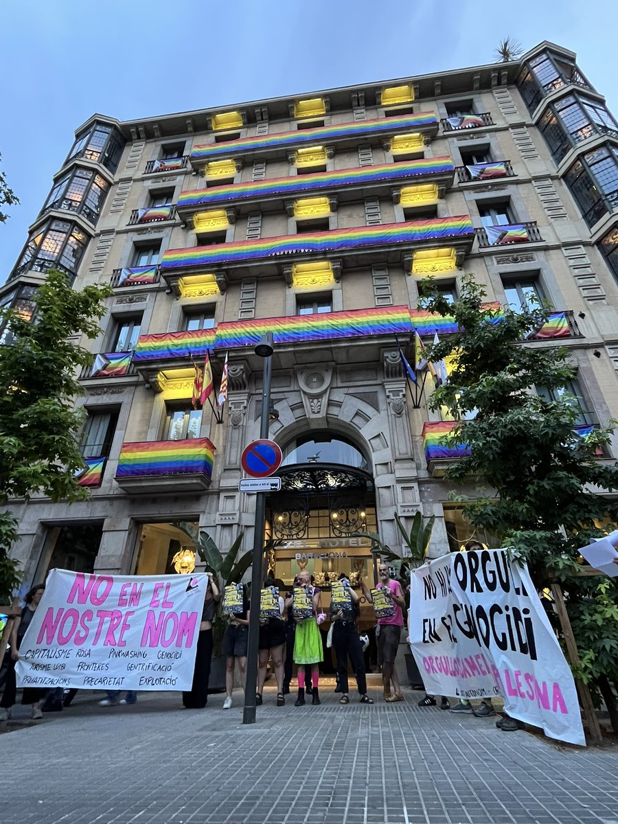 Ahir vam sortir als carrers del “gaixample” amb la plataforma LGTBI de l’orgull crític <a href="/28jautonom/">28J AUTÒNOM</a> per denunciar el capitalisme rosa i el pinkwashing. 
No volem un barri (gentrificat, patrocinat i sense veïnes), volem tot el planeta! 
#NoPrideInGenocide #NoHiHaOrgullEnElGenocidi