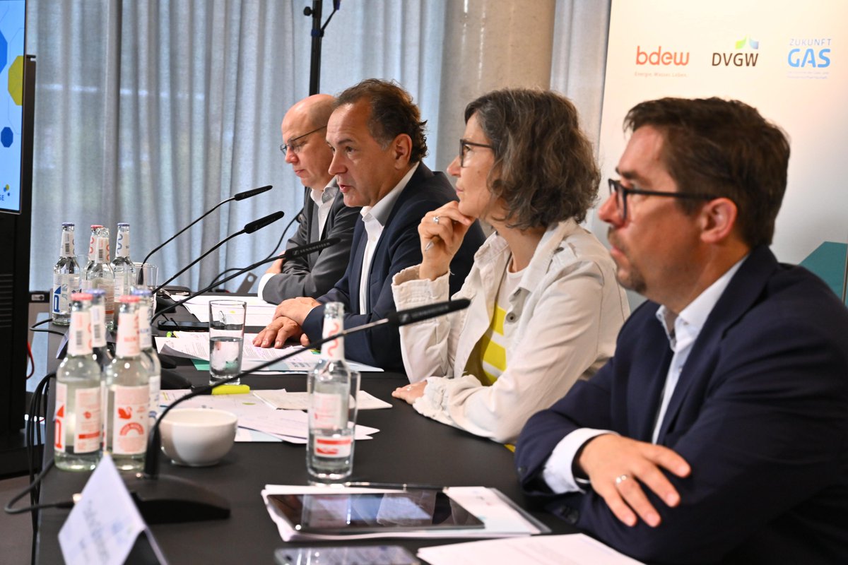 DVGW's tweet photo. #Wasserstoff|hochlauf beschleunigen - Verbände drängen auf politische Impulse und Investitionsschub

Ein Jahr nach der Vorstellung des gemeinsamen #Transformationspfad #NeueGase ziehen der @bdew_ev, DVGW &amp; @zukunft_gas  eine erste positive Bilanz:

👉https://t.co/ntSnGcJHYt https://t.co/IKdmLnGJzr