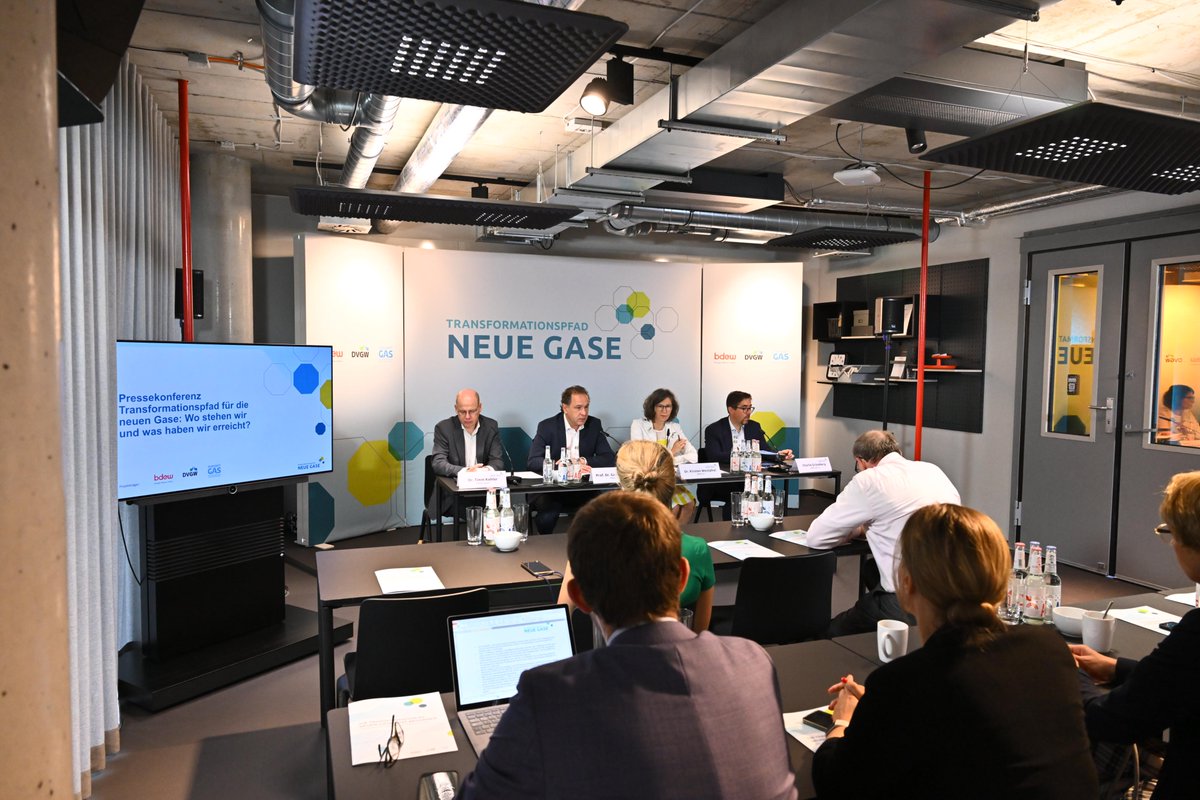 #Wasserstoff|hochlauf beschleunigen - Verbände drängen auf politische Impulse und Investitionsschub

Ein Jahr nach der Vorstellung des gemeinsamen #Transformationspfad #NeueGase ziehen der <a href="/bdew_ev/">BDEW</a>, DVGW &amp; @zukunft_gas  eine erste positive Bilanz:

👉dvgw.de/der-dvgw/aktue…