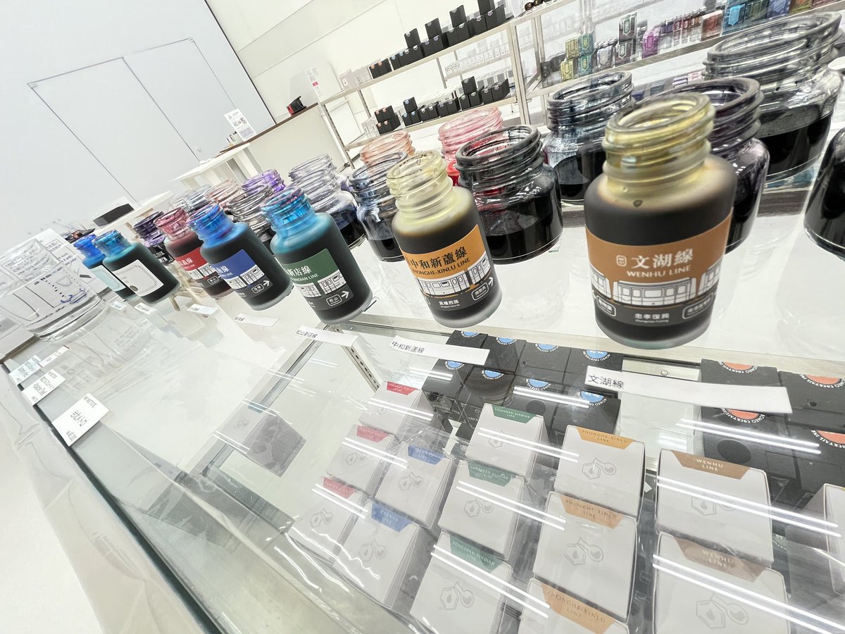 Ginza_Itoya's tweet photo. 板南線【INK INSTITUTE 】
台湾のインク専門メーカーのINK INSTITUTE 。
「台北メトロコレクション」の一つ、「板南線」は鮮やかなブルーのシーンインクで、インクが紙に広がる瞬間から目を惹きます🥰
これ一色で華やかさを演出することができる"優れものの"インクです!
#inkinstitute https://t.co/GiGOOVoy8M