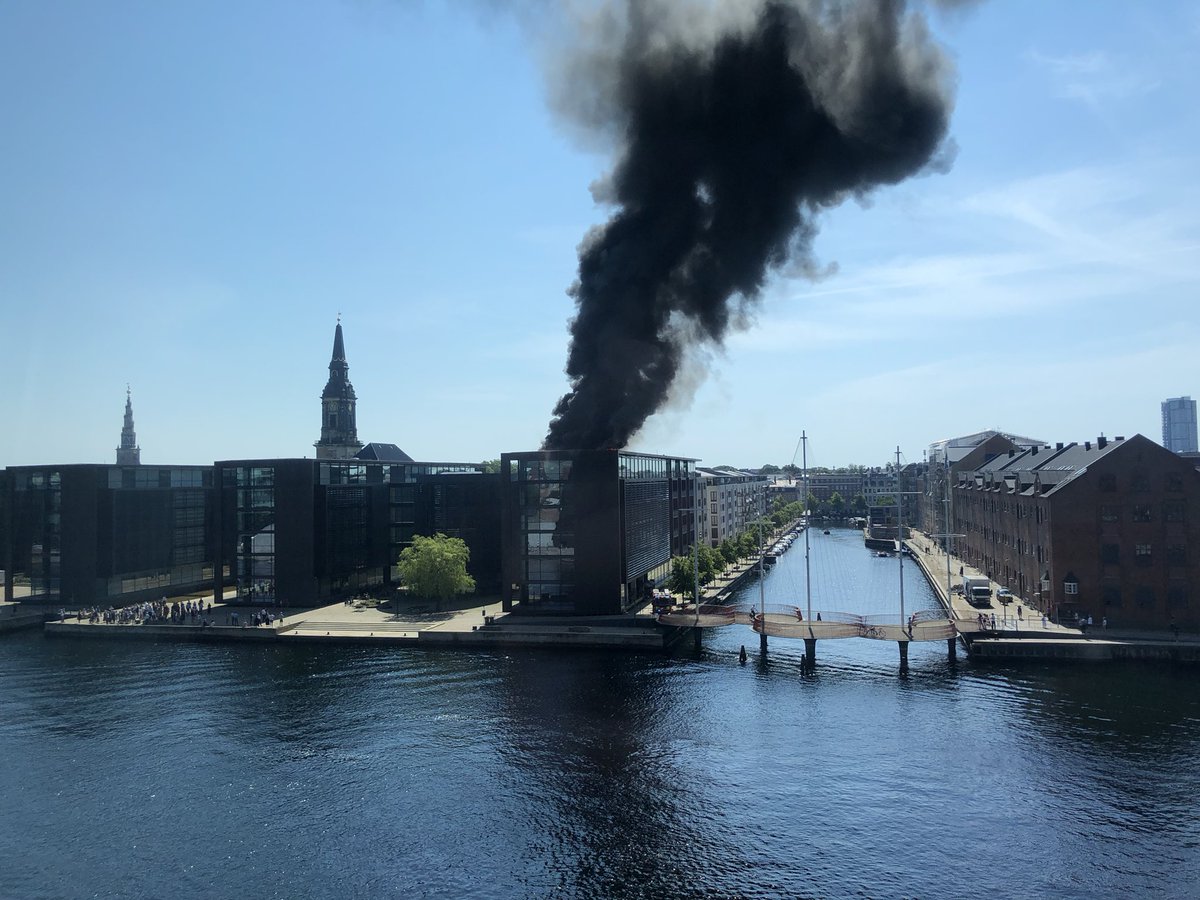 Brand ved skatteministeriet overfor Den Sorte Diamant