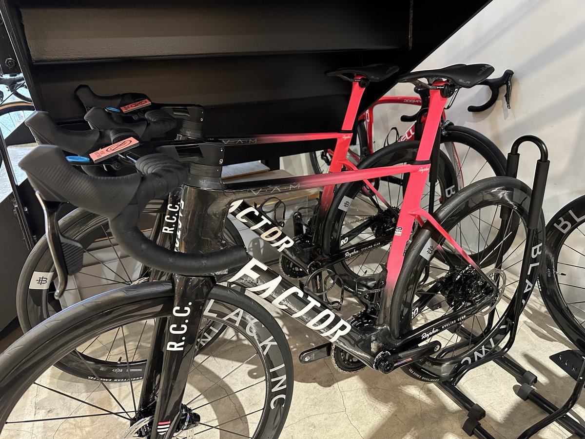 chagenX's tweet photo. Rapha Tokyo clubhouse Bike!
#rapha #raphatokyo #roadbike #factor https://t.co/Cn6h1mAZLj