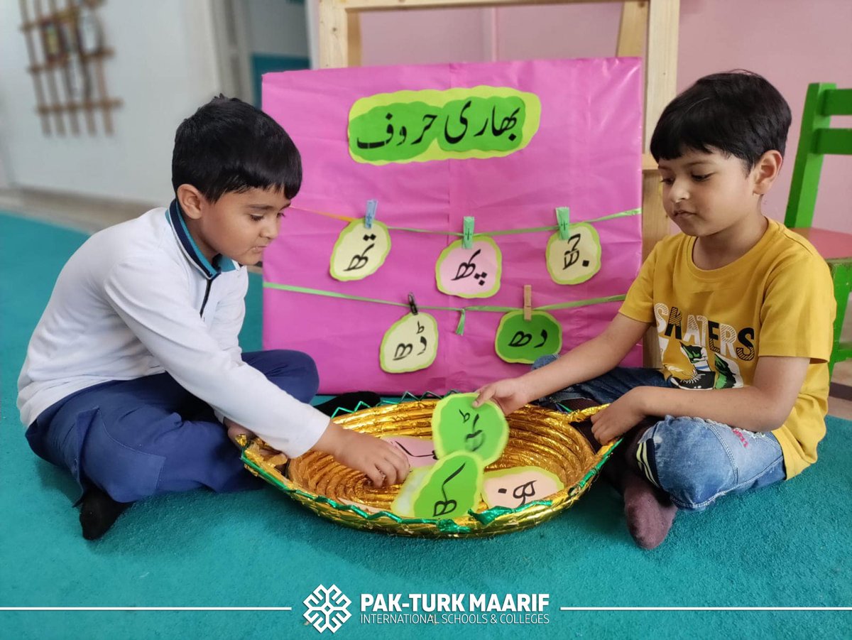 PakTurkMaarif's tweet photo. ننھے بچوں کا بھاری حروف سے دوستی کا خوبصورت انداز۔
#PakTurkMaarif #JuniorSection https://t.co/oJc8lijj66