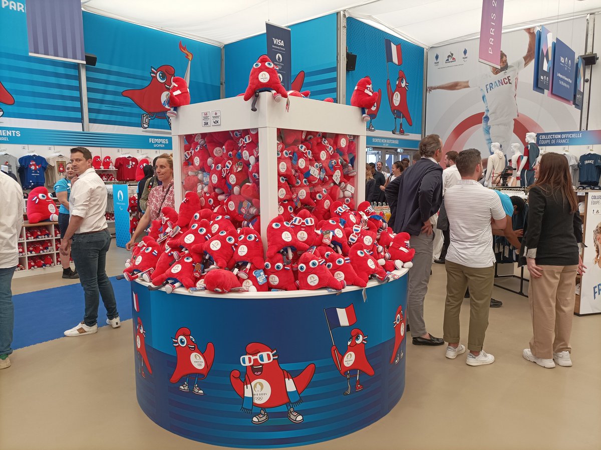 LSAconsommation's tweet photo. A l'inauguration du megastore des JO Paris 2024 sur les Champs-Elysées : 1000m2 de surface, 100 000 produits exposés et des réapprovisionnements chaque nuit. https://t.co/xV5nXso0sS