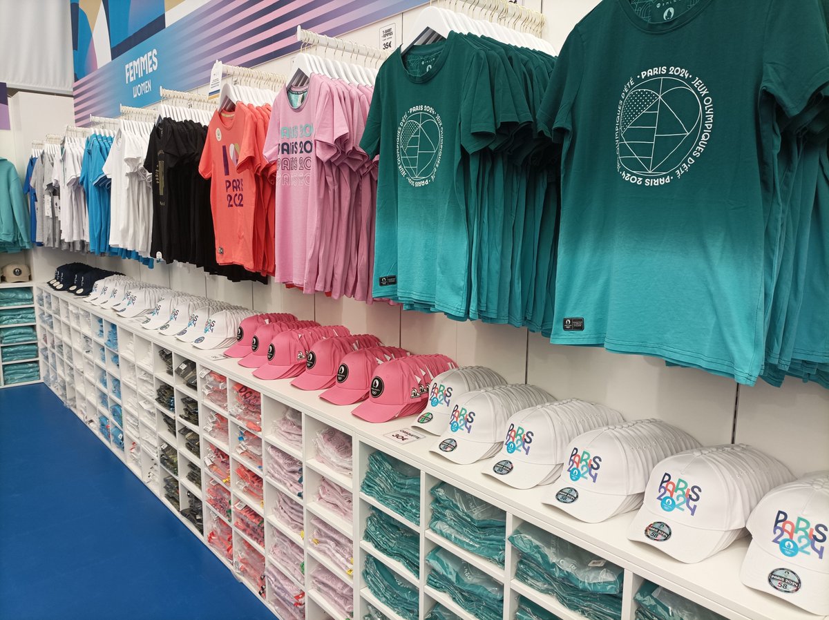 LSAconsommation's tweet photo. A l'inauguration du megastore des JO Paris 2024 sur les Champs-Elysées : 1000m2 de surface, 100 000 produits exposés et des réapprovisionnements chaque nuit. https://t.co/xV5nXso0sS