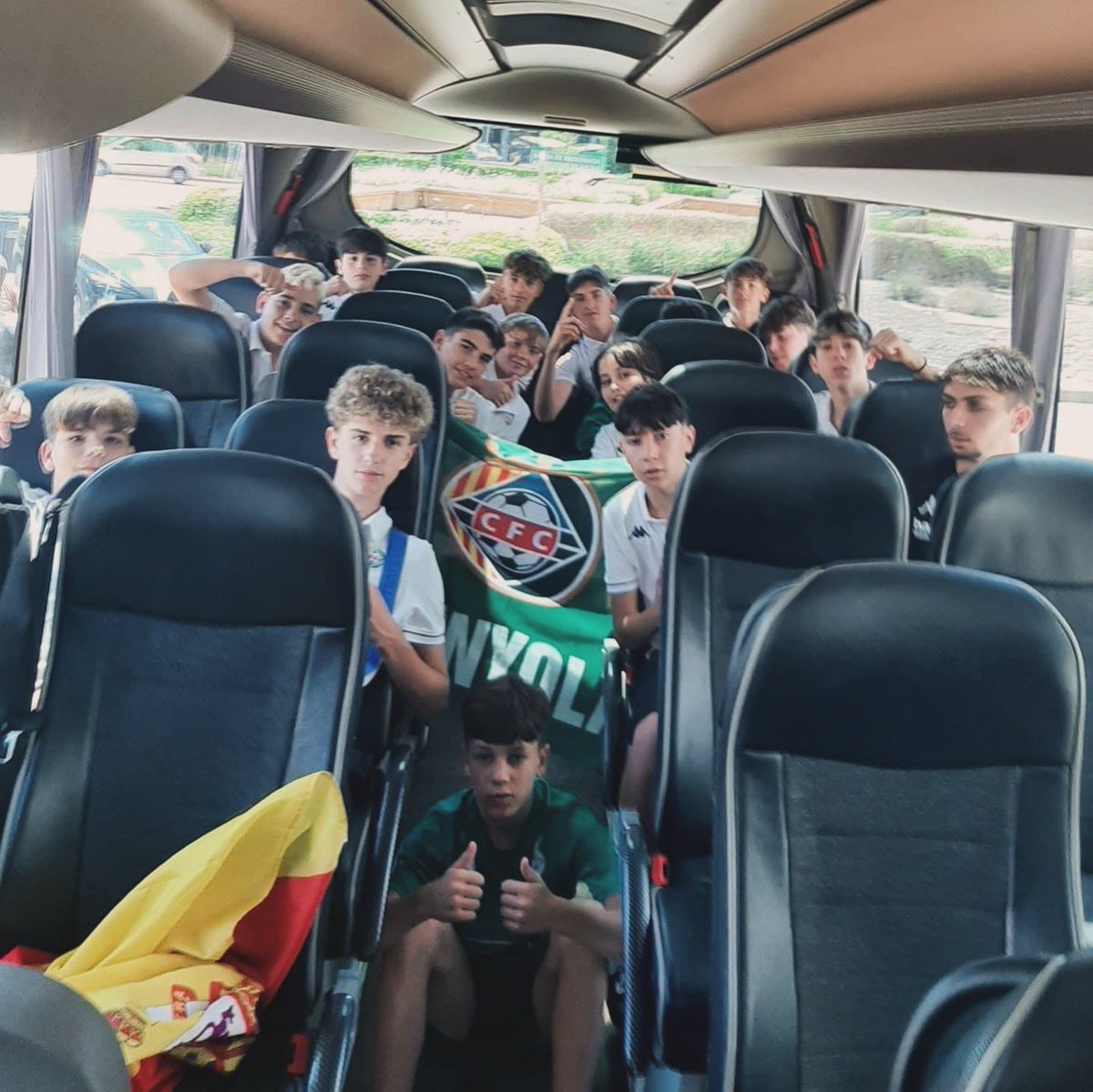 CERDANYOLAFC's tweet photo. 🤩💚 Els nostres nois de l’Infantil E amb alguns integrants del G i d’equips cadet representant Espanya i al Cerdanyola en el torneig Komm Mit
🌍 150 equips internacionals!!! SOM-HI VERDS! 💪🏻
#cerdanyolaciutatdelconeixement #orgullverd #basecfc https://t.co/OB0LGebLRn