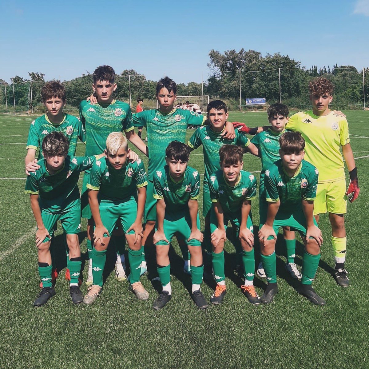 CERDANYOLAFC's tweet photo. 🤩💚 Els nostres nois de l’Infantil E amb alguns integrants del G i d’equips cadet representant Espanya i al Cerdanyola en el torneig Komm Mit
🌍 150 equips internacionals!!! SOM-HI VERDS! 💪🏻
#cerdanyolaciutatdelconeixement #orgullverd #basecfc https://t.co/OB0LGebLRn
