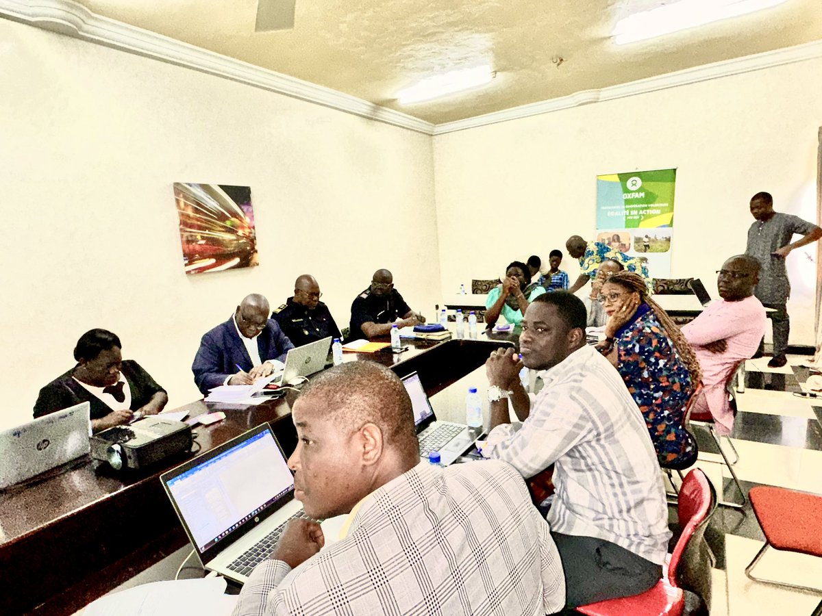 OxfamAuBenin's tweet photo. 🔍 Oxfam au Bénin et @ROAFEM en action ! Recherche participative sur l'application de la loi N°2011-26 du 9 -01-2012 avec les acteurs judiciaires de Lokossa, la police républicaine et les CPS.
Ensemble pour un avenir plus sûr et égalitaire. 💪 #ROAFEM #Oxfam #JusticeDeGenre https://t.co/9Ri7qsl6a8