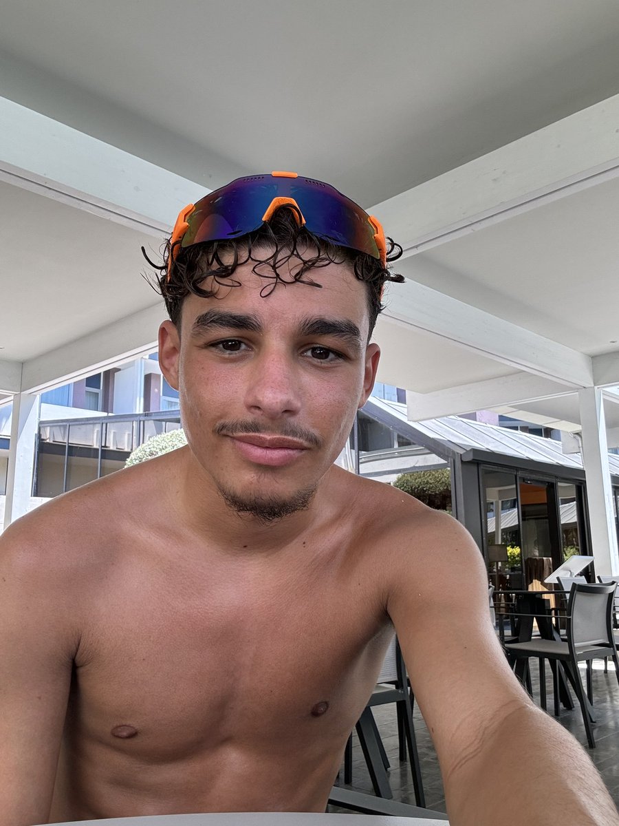 _a2le's tweet photo. psk j’estime que je suis trop beau et que c’est égoïste si je me garde que pour moi. https://t.co/8fLoVipRgL