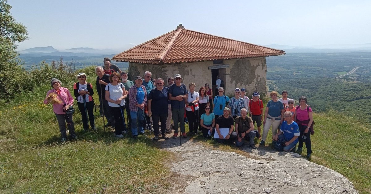 iaarqueologia's tweet image. 🏰 El 8 de junio nos fuimos a #Letona para conocer la historia y las excavaciones arqueológicas del castillo de Zaitegi junto a Ángel Martínez Montecelo. Durante un recorrido circular visitamos puntos de interés histórico-arqueológicos y con un gran atractivo paisajístico.