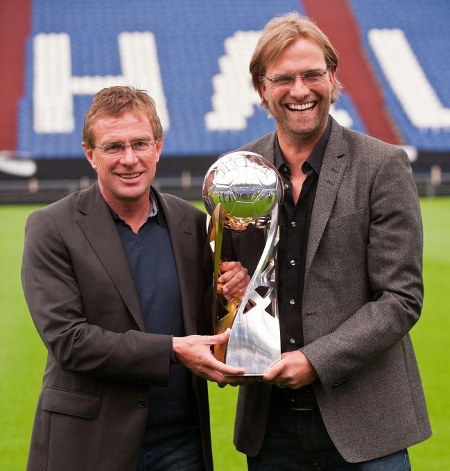 3er momento: el día que el ‘Gegenpressing’ se puso de moda. El 21 de septiembre de 2008 el recién ascendido Hoffenheim le metía un 4-1 al Dortmund de Klopp, que declaró: “hemos sufrido el juego que me gustaría desarrollar”

Klopp ayudará a popularizar la idea Rangnick