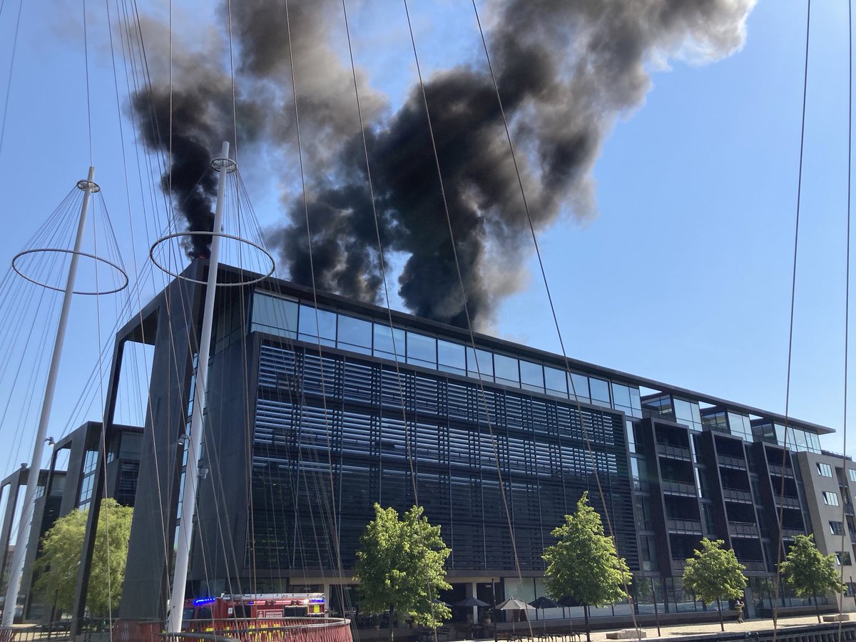 Brandalarmen gik på vores kontor. Alle er ude af bygningen. Set fra vores kontor er branden startet i en lejlighed på 5. sal. Brandvæsnet og politi var fremme indenfor meget kort tid.