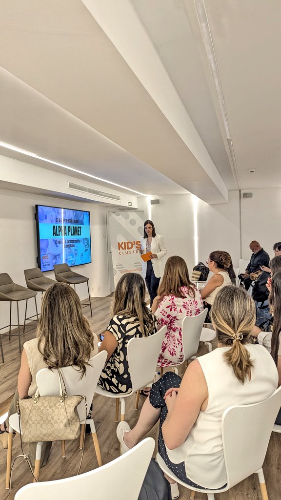 KIDSCLUSTER's tweet photo. 📢Arrenca l’Alpha Planet!🌍 Una jornada dedicada al valor de la conciliació i la corresponsabilitat on professionals de diferents sectors s’uneixen per compartir coneixements, experiències i casos d’èxit que ajudin a fomentar un entorn laboral més satisfactori i productiu. https://t.co/u4K4iODV0X