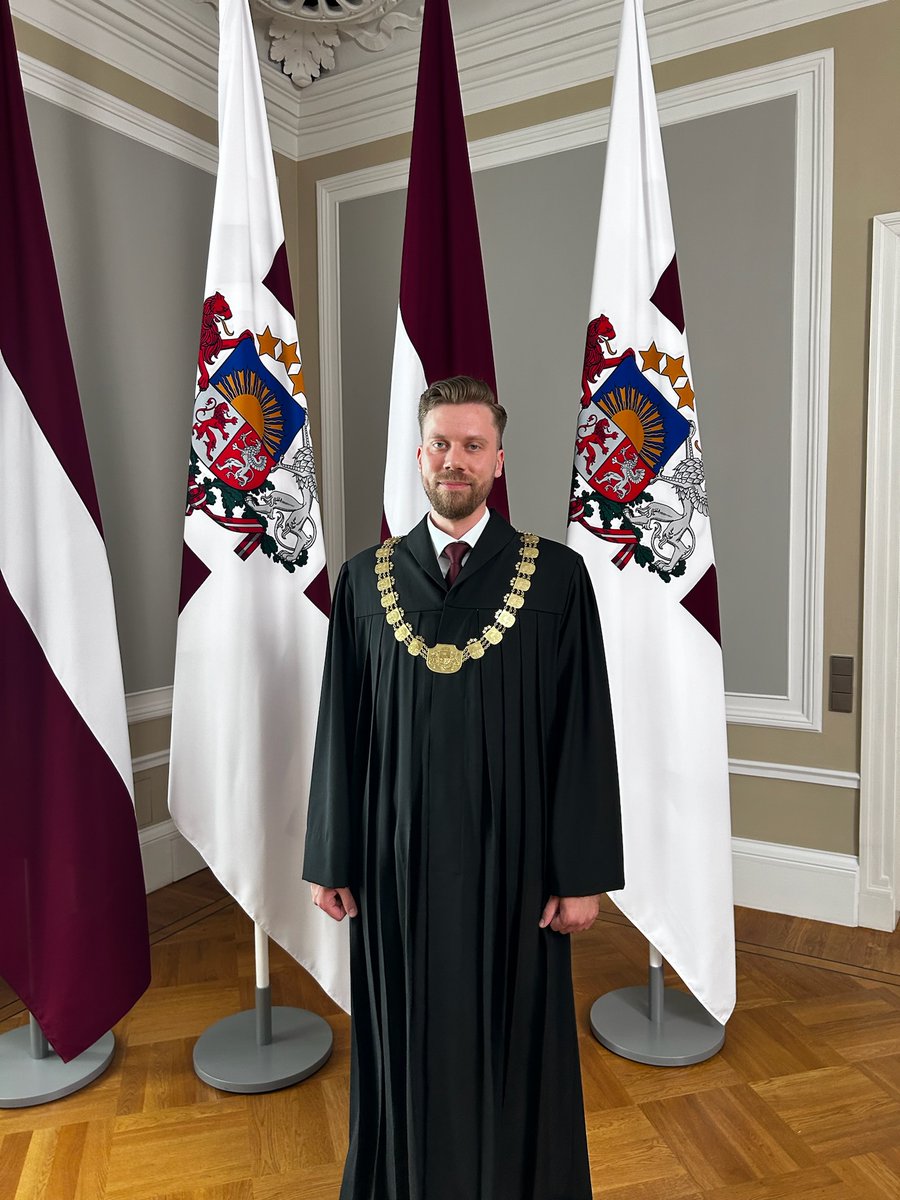 rigas_tiesa's tweet photo. Šodien, 27.jūnijā, tiesneša zvērestu Rīgas pilī nodeva Rīgas pilsētas tiesas tiesnesis Matīss Vingris. Sveicam tiesnesi jaunajā amatā un vēlam vislabākās sekmes un panākumus savā profesionālajā darbībā!👏⚖️ https://t.co/ELa1lHM3Q5
