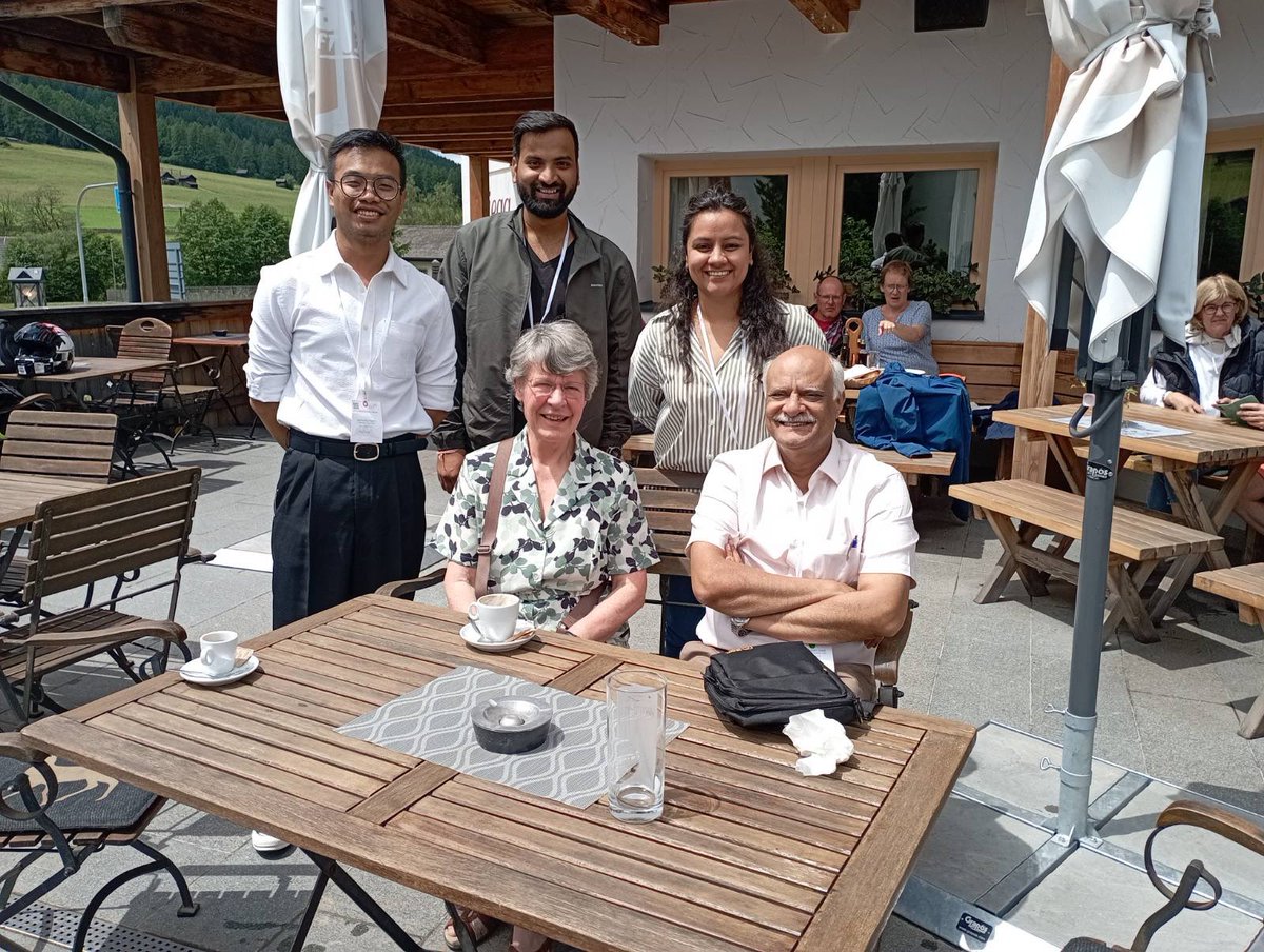 InPTA_GW's tweet photo. InPTA members at #IPTAScienceWeek2024
1. with Prof. Jocelyn Bell ✨
2. Dr. Prerna Rana @PrernaR62337441 presenting the upcoming DR2 results 
3. Dr. Jaikhomba Singha @MJaikhombaS presenting the new scatter broadening estimation technique. https://t.co/gTtttzwCK1