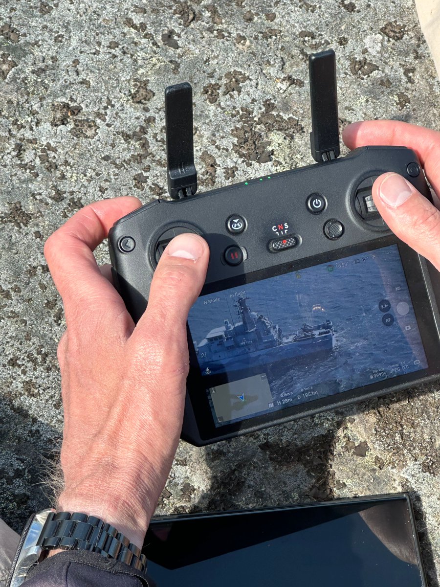 Elektroniska störsystem mot drönare är nu operativt på marinens större fartyg. Flyg inte drönare ovanför marinens fartyg som har förmåga och lagstöd att stoppa obemannande  farkoster som uppträder för nära. Håll stort avstånd eller avbryt flygningen om du upptäcker örlogsfartyg.