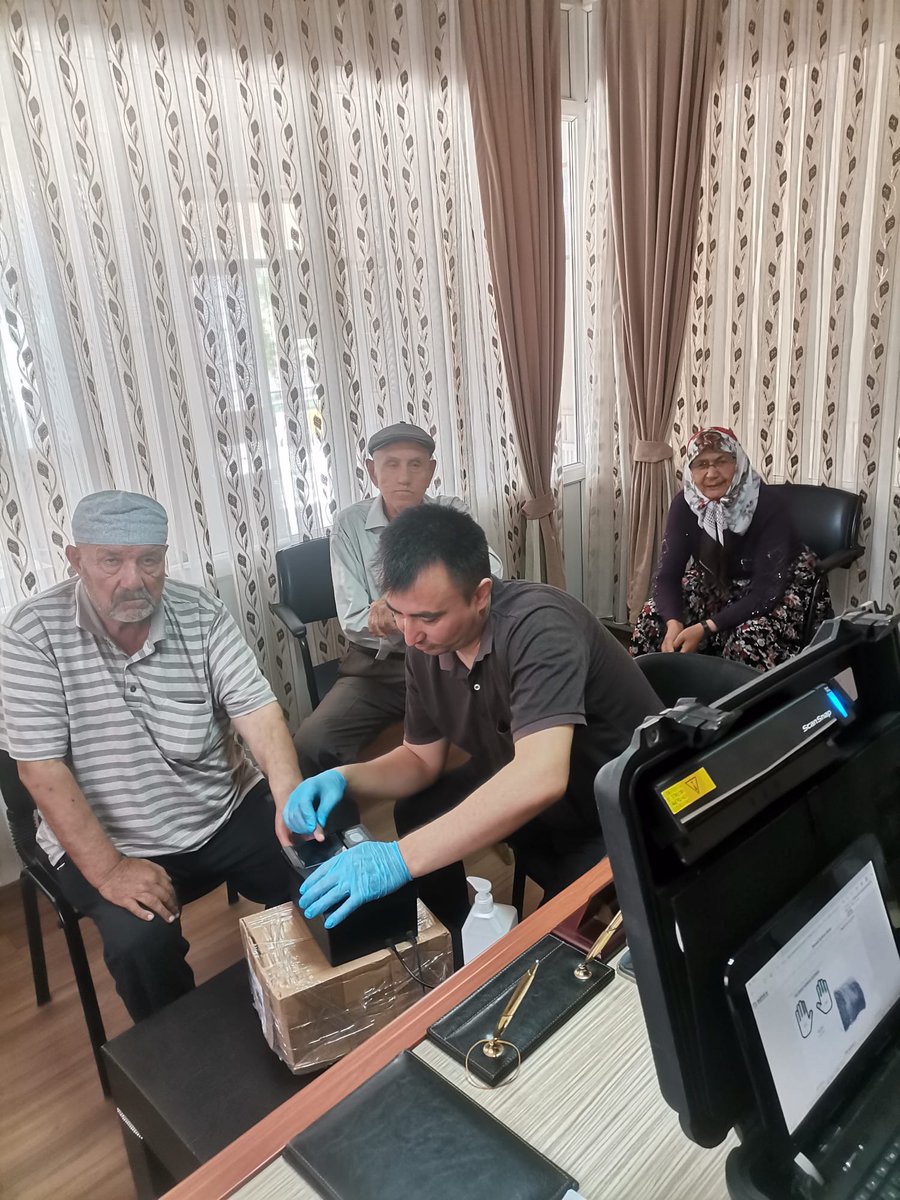 KoskNufus's tweet photo. Yavuzköy mahallemizde yaşayan ve müdürlüğümüze gelemeyecek durumda olan vatandaşlarımızın Kimlik Kartı müracaatını Adreste Nüfus Hizmetleri kapsamında aldık. #hayatınızınheranında
@TCNufus
@GLN66942341
@ozkan_akyol_ https://t.co/hDtTY0432N